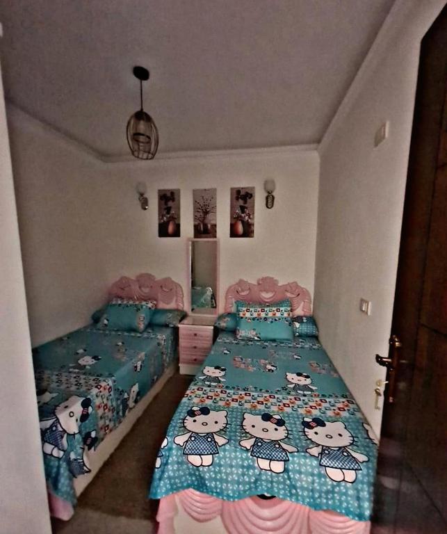 Кровать или кровати в номере شاليه غرفتين بورتو جولف مارينا
