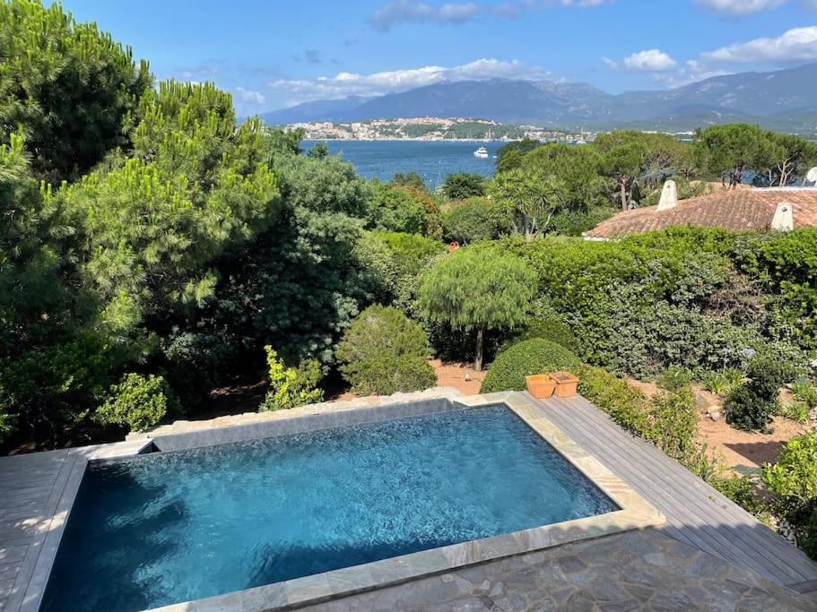 - une piscine avec vue sur l'eau dans l'établissement Villa Bianca - Vue imprenable Mer & Porto-Vecchio, Piscine chauffée à débordement, Accès privé plage, à Porto-Vecchio