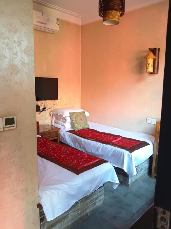 Postel nebo postele na pokoji v ubytování Pingyao Hu lu wa Home Inn