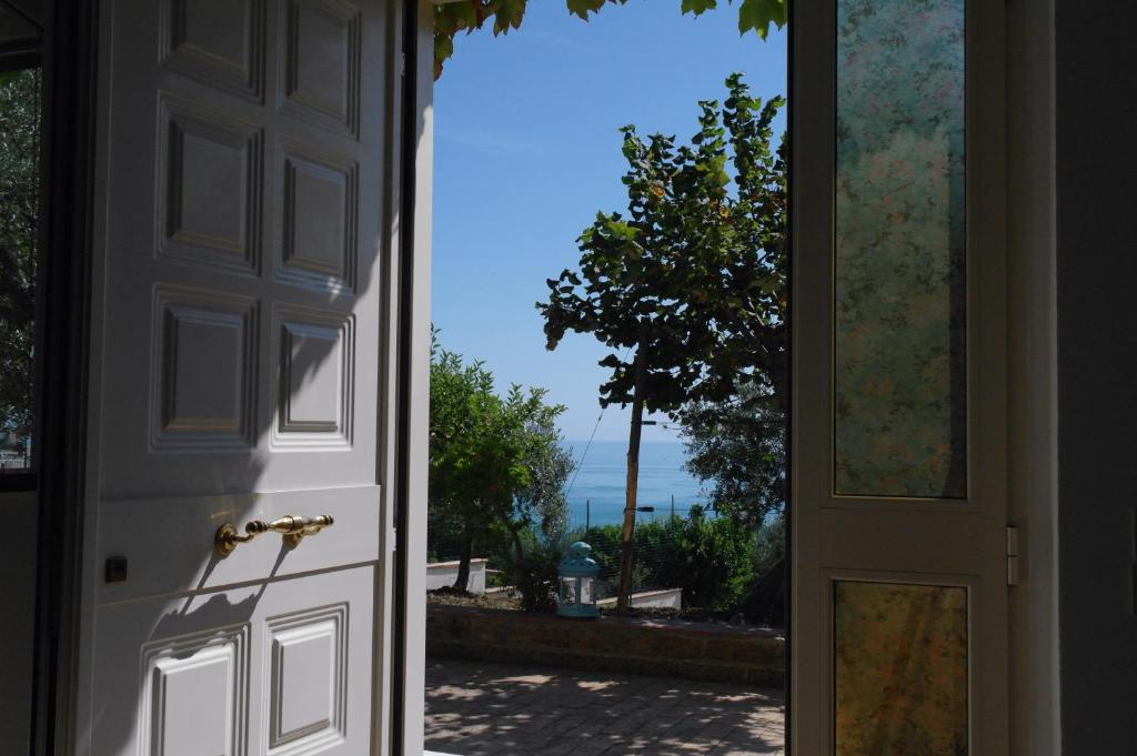 ヴァストにあるVilla Rosariaの庭の景色を望む開放的なドア