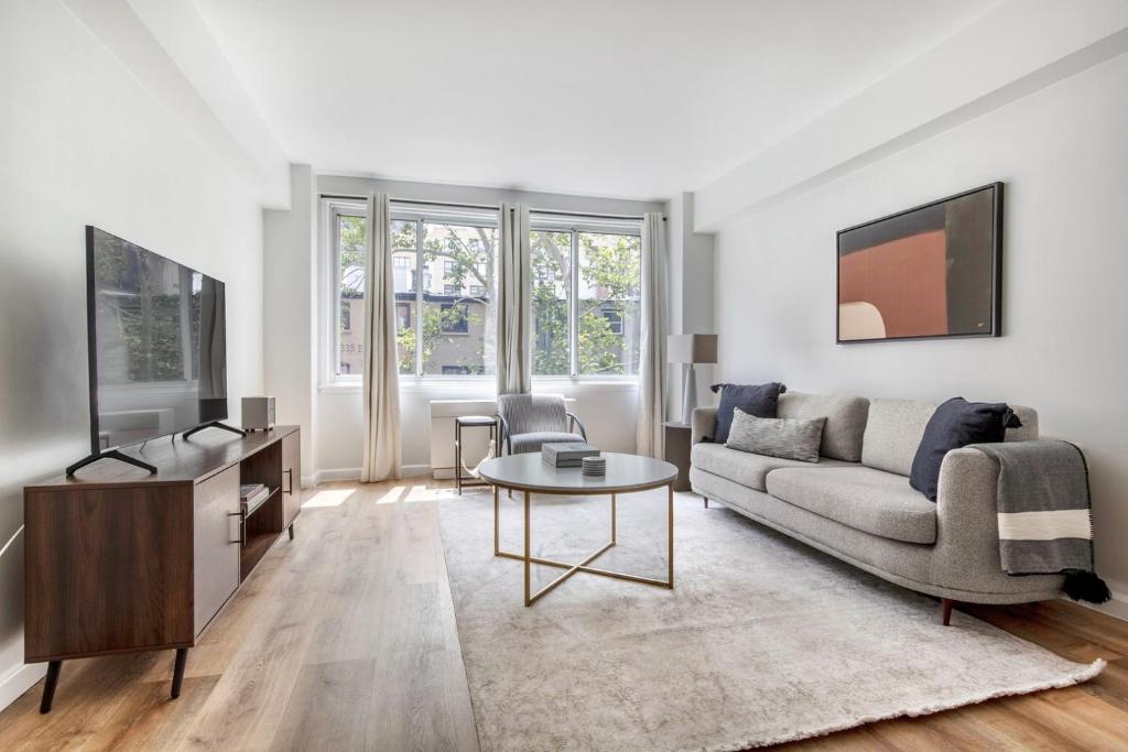 Μια τηλεόραση ή/και κέντρο ψυχαγωγίας στο Midtown E 1BR w DM Elevator nr Bloomingdales NYC-1199