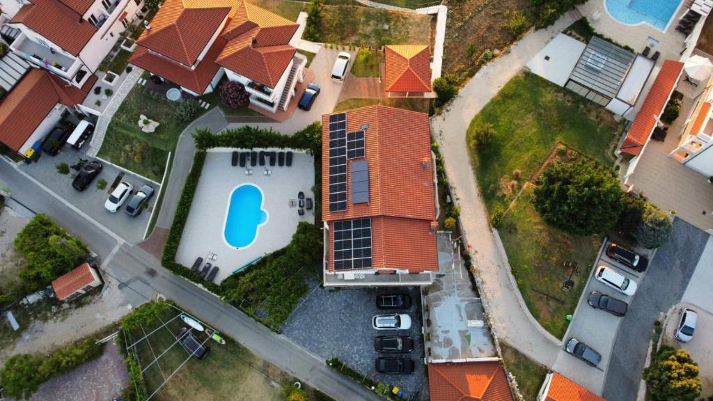 Cette chambre offre une vue sur une maison dotée d'une piscine. dans l'établissement Guesthouse Marija, à Lopar