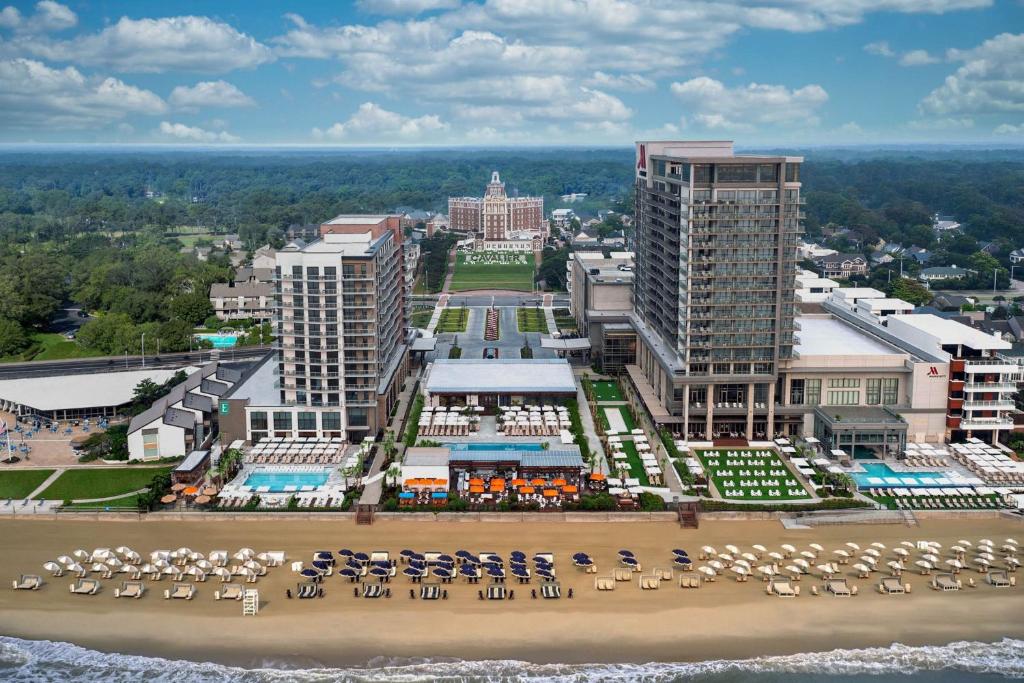 een luchtzicht op een stad met een strand en gebouwen bij Marriott Virginia Beach Oceanfront Resort in Virginia Beach