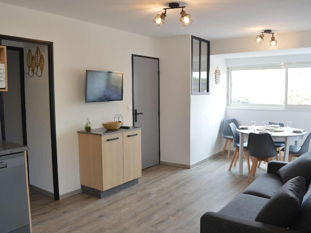 un salon avec une cuisine et une salle à manger dans l'établissement Appartement Refait à Neuf, 5 Couchages, à 50m de la Plage, Parking Privé - Narbonne Plage - FR-1-229B-95, à Narbonne