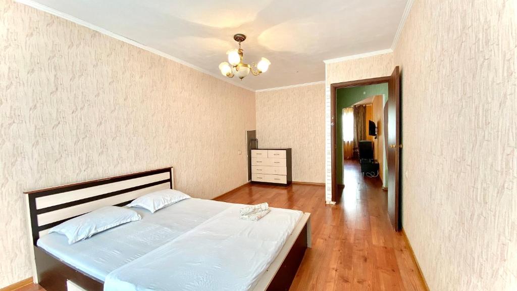 ein Schlafzimmer mit einem Bett und einem Flur in der Unterkunft ГК "ДОМ" Мадрид-люкс in Petropawlowsk