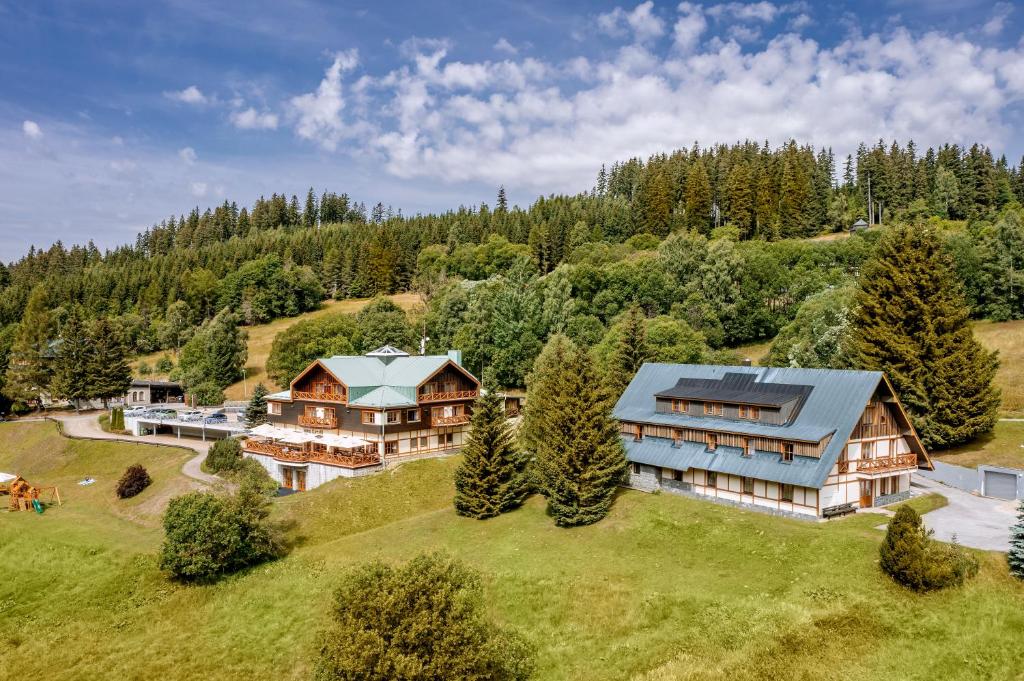 eine Luftansicht eines großen Hauses auf einem Hügel in der Unterkunft Hotel Zátiší in Špindlerův Mlýn