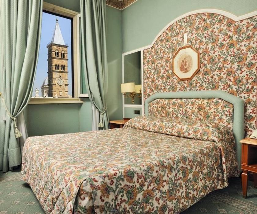 Postel nebo postele na pokoji v ubytování Hotel Mecenate Palace