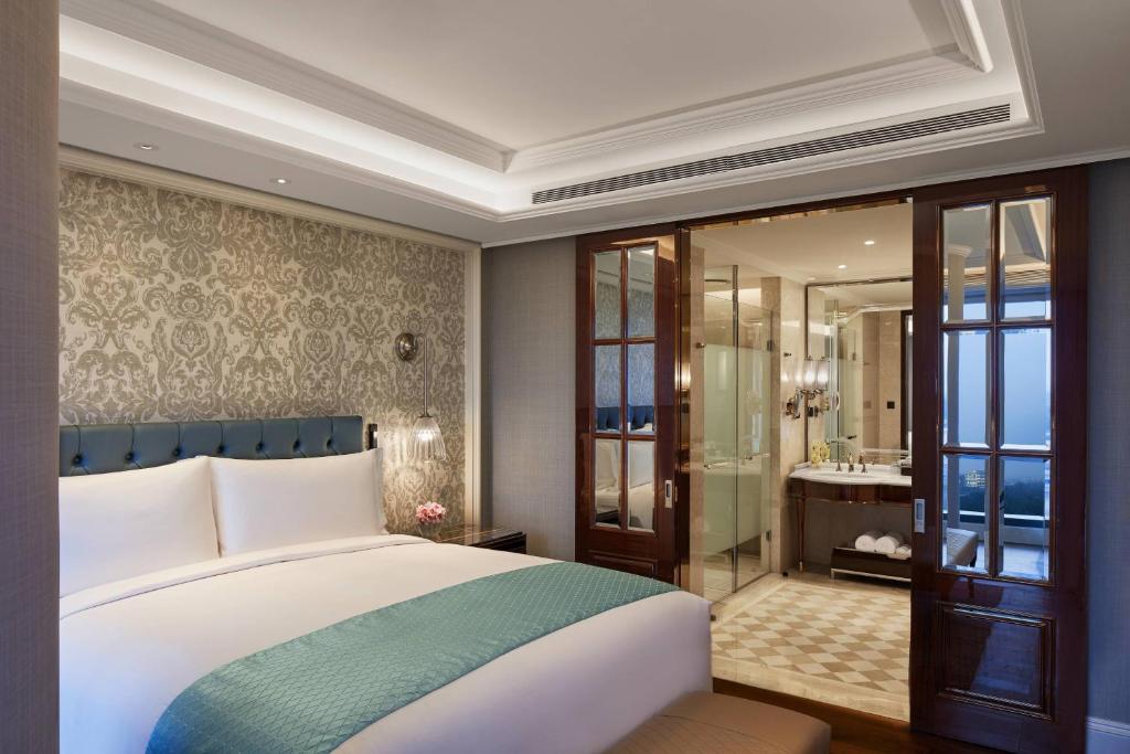Postel nebo postele na pokoji v ubytování The Ritz-Carlton, Pune