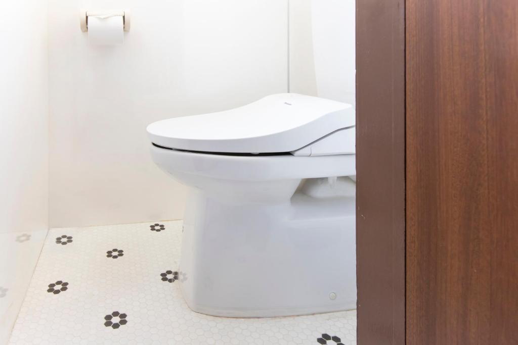 a bathroom with a white toilet in a room at Meee Asakusa3F4F 浅草徒歩3分 140平米Max22名 無料駐車場 屋上絶景 渋谷直通 in Tokyo