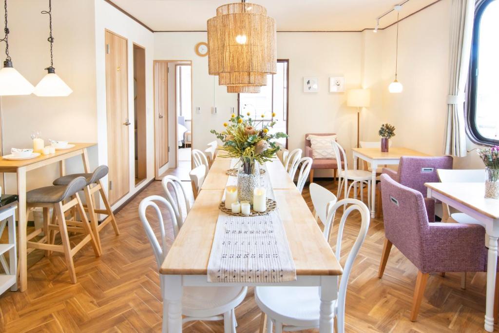 a dining room with a table and chairs at Meee Asakusa3F4F 浅草徒歩3分 140平米Max22名 無料駐車場 屋上絶景 渋谷直通 in Tokyo