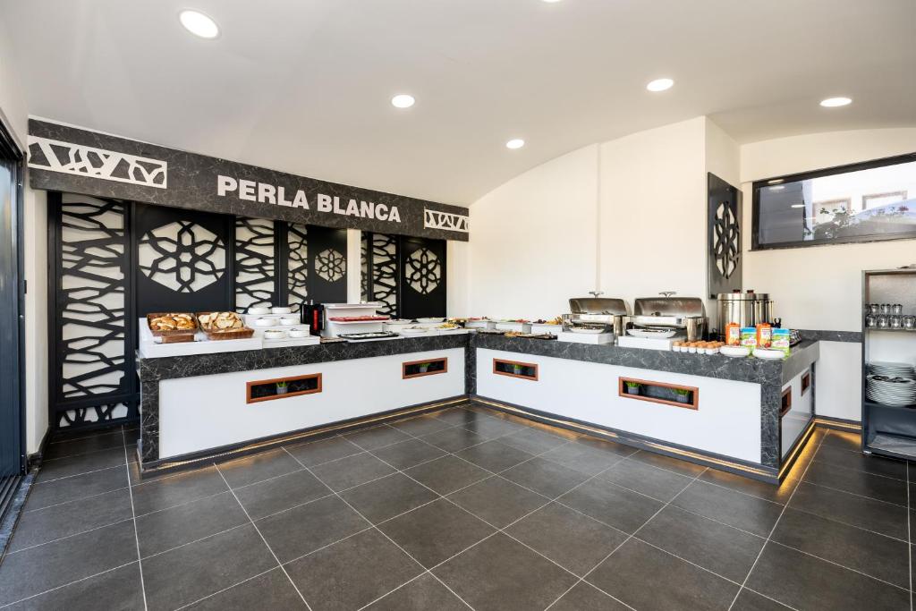 Kuchyň nebo kuchyňský kout v ubytování Perla Blanca Hotel