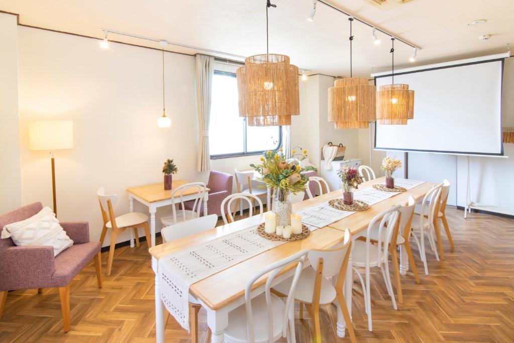 a conference room with a long table and chairs at Meee Asakusa3F4F 浅草徒歩3分 140平米Max22名 無料駐車場 屋上絶景 渋谷直通 in Tokyo