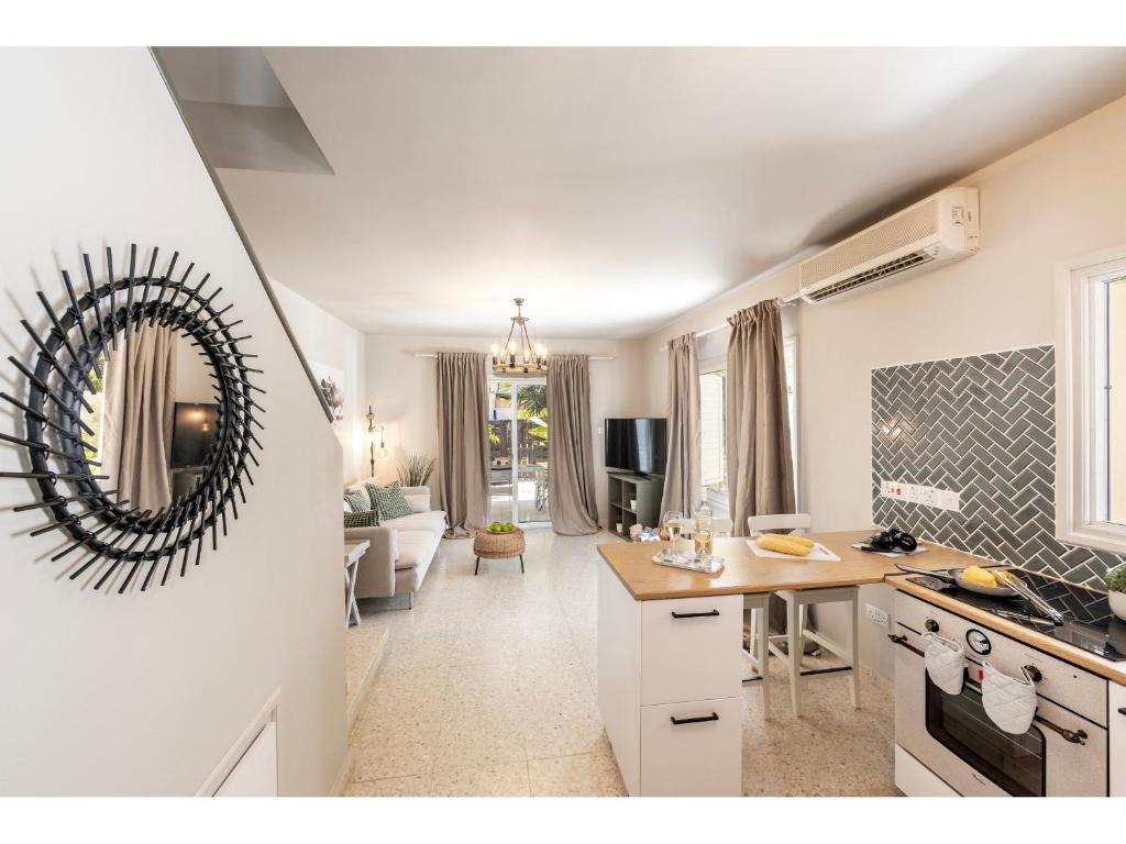 uma cozinha e sala de estar com um grande espelho na parede em Anas Kiti Seaside Villa em Meneou