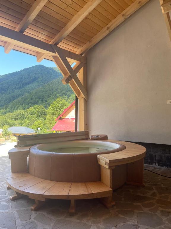 Cette chambre comprend un bain à remous et offre une vue sur la montagne. dans l'établissement Casa Tudor, à Padis