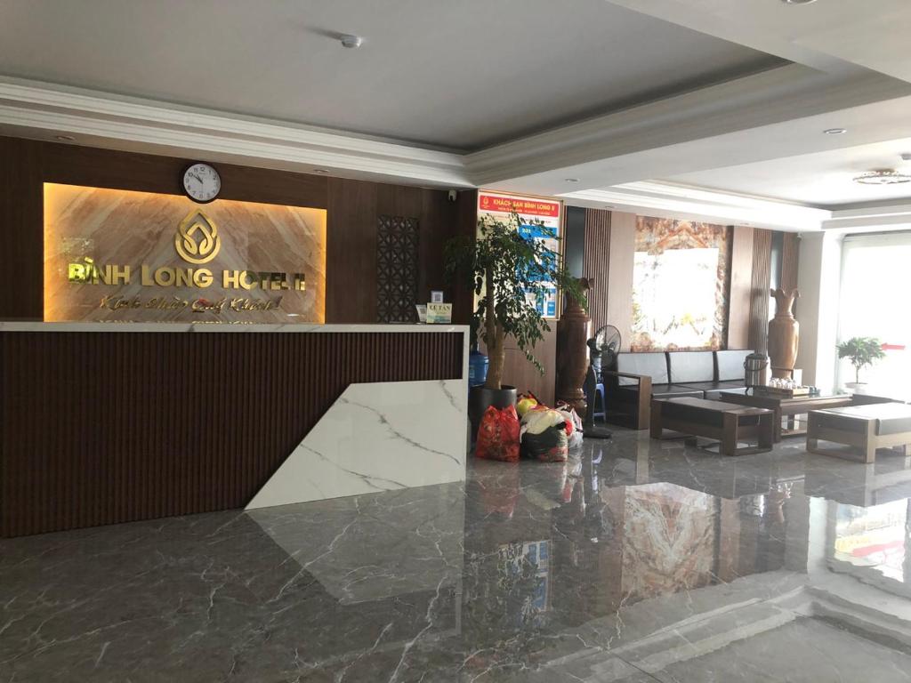 a lobby with a marble counter in a building at Bình Long II Hotel in Lai Châu