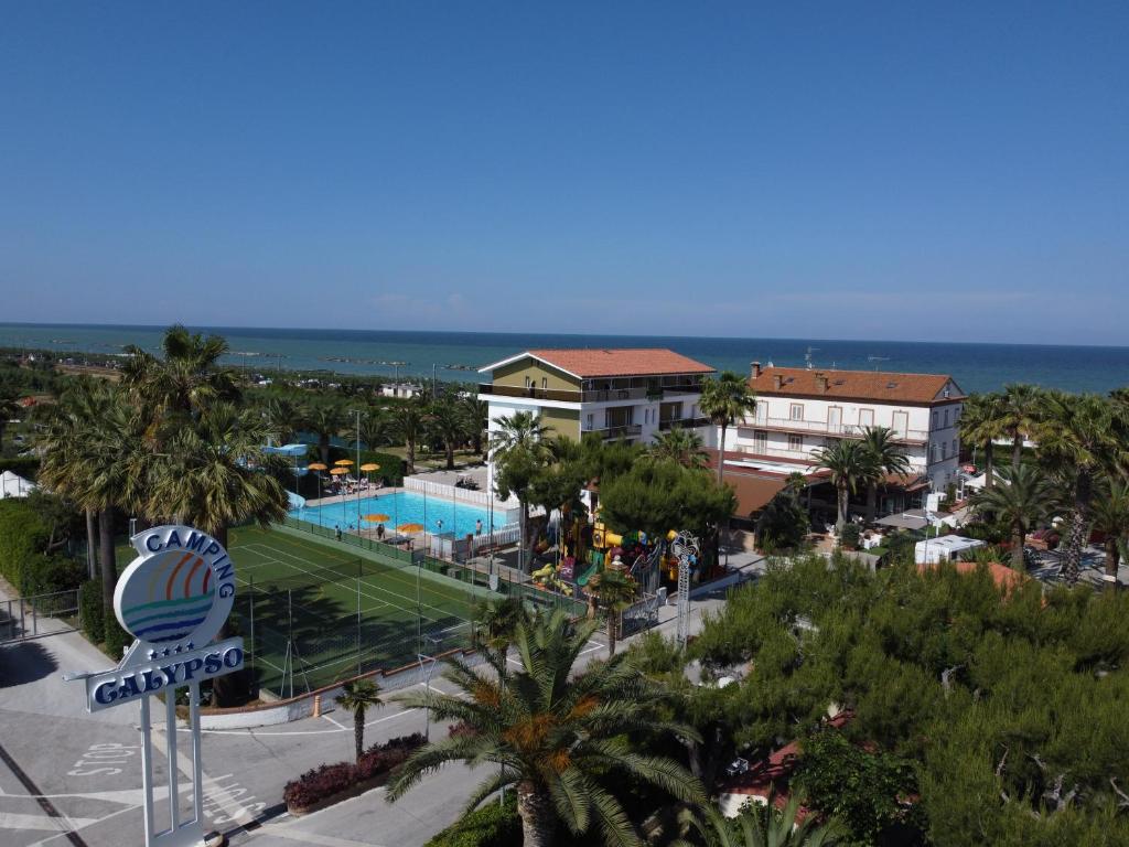 widok na ośrodek z basenem i ocean w obiekcie Camping Villaggio Calypso w mieście Cupra Marittima