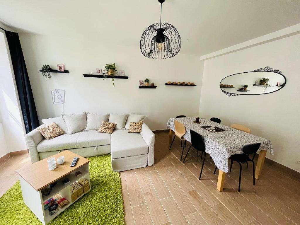 un salon avec un canapé et une table dans l'établissement Viaduc et jeux, l'escapade idéale, à Morlaix