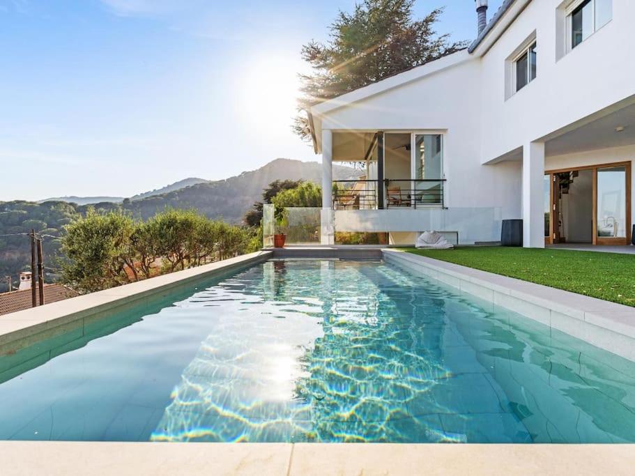 een zwembad in de achtertuin van een huis bij Villa Alella Panoramic Views in Alella