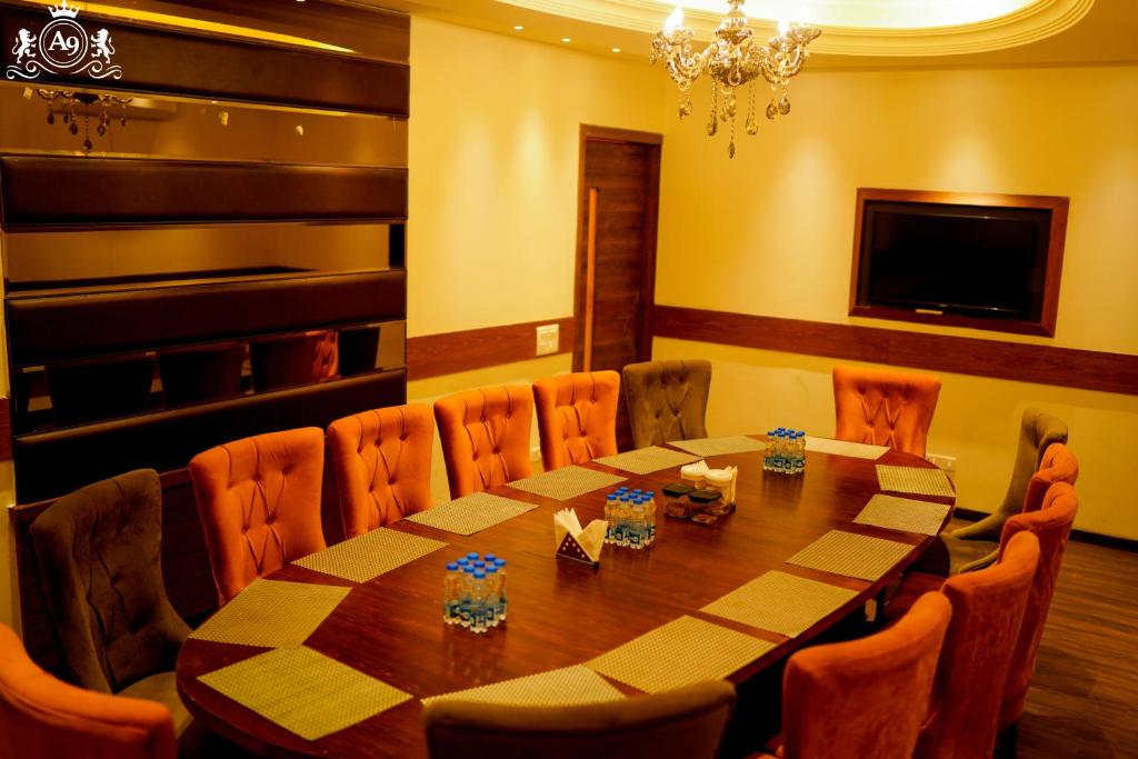 a dining room with a table and chairs at Hotel A9 Barnala in Barnāla