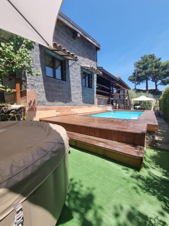ein Haus mit einer Terrasse und einem Pool in der Unterkunft Villa Gorna in Trecastagni