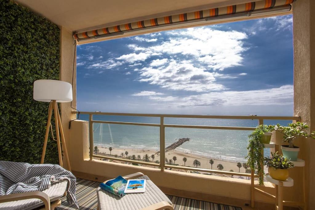 Habitación con ventana grande con vistas a la playa. en SingularStays El Puig Beach II, en Las Canteras