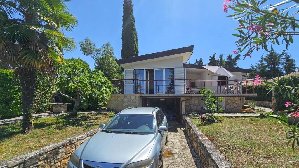 ein vor einem Haus geparktes Auto in der Unterkunft Casa Elza in Dajla