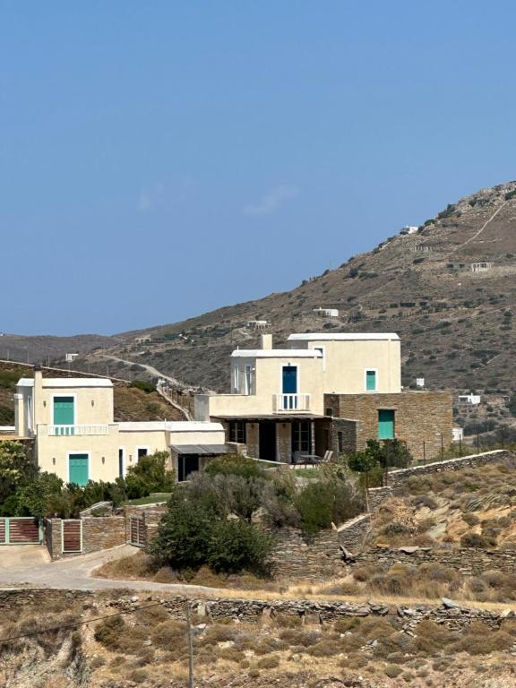 una gran casa blanca en la cima de una colina en Villa Il Paradiso Andros, en Gavrion