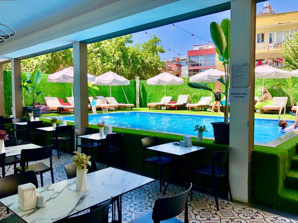 Bazén v ubytování Wolf Of The City Hotel & Spa nebo v jeho okolí