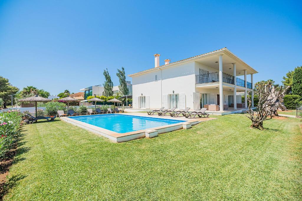 a house with a swimming pool in the yard at Villa Quiros 2 in El Port