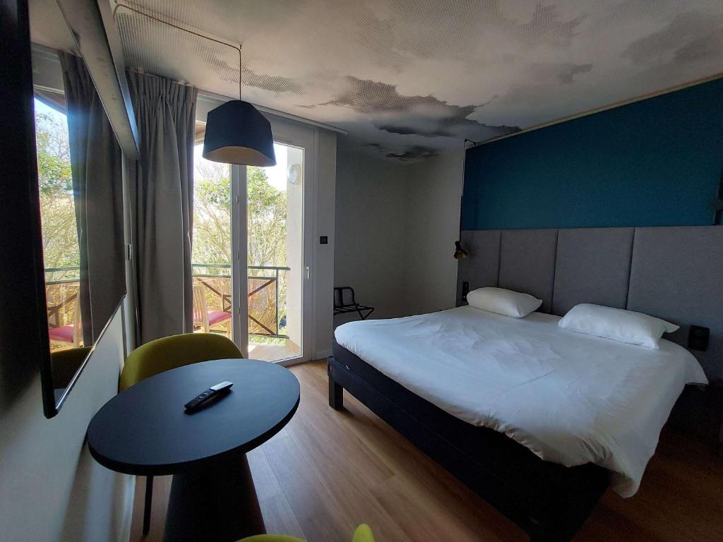 Postel nebo postele na pokoji v ubytování ibis Sète Balaruc les Bains Bien-être et Spa