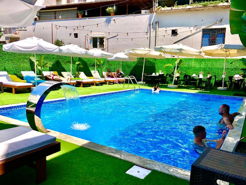 Bazén v ubytování Wolf Of The City Hotel & Spa nebo v jeho okolí