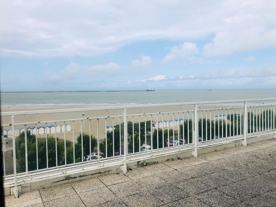 een wit hek naast een strand en de oceaan bij Sainte Beuve Two, Terrasse Vue Mer in Boulogne-sur-Mer
