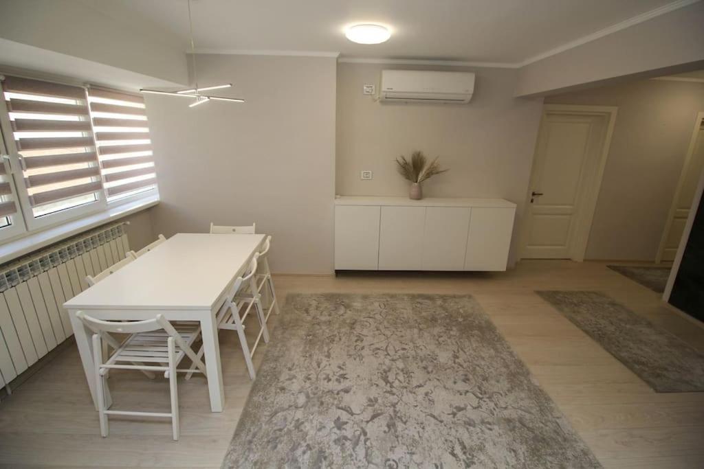 a living room with a white table and a rug at Luxuriously flat fully equipped quality appliances in Tulcea