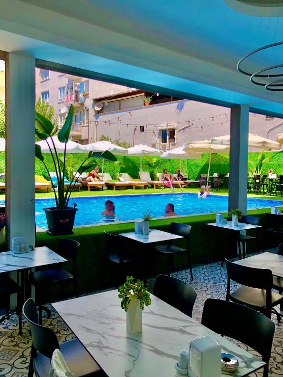 Bazén v ubytování Wolf Of The City Hotel & Spa nebo v jeho okolí