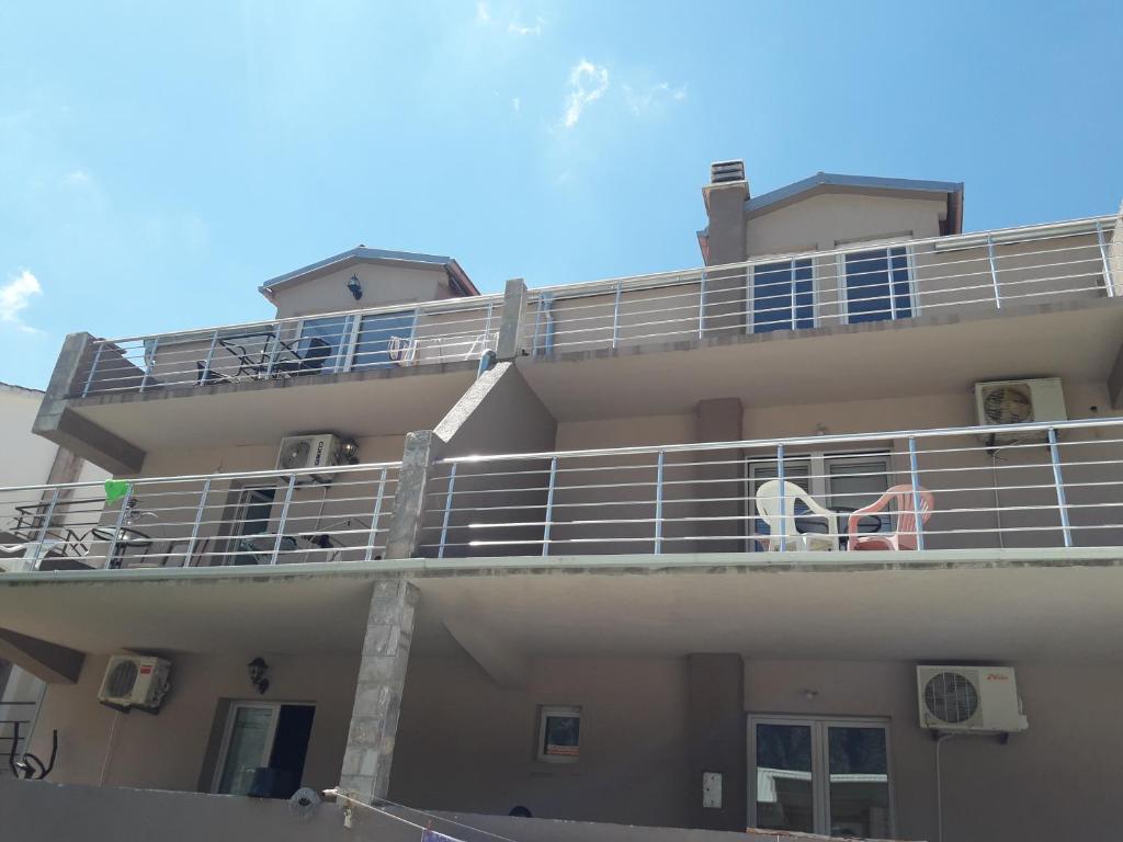 um grande edifício de apartamentos com varanda em Mir em Kotor