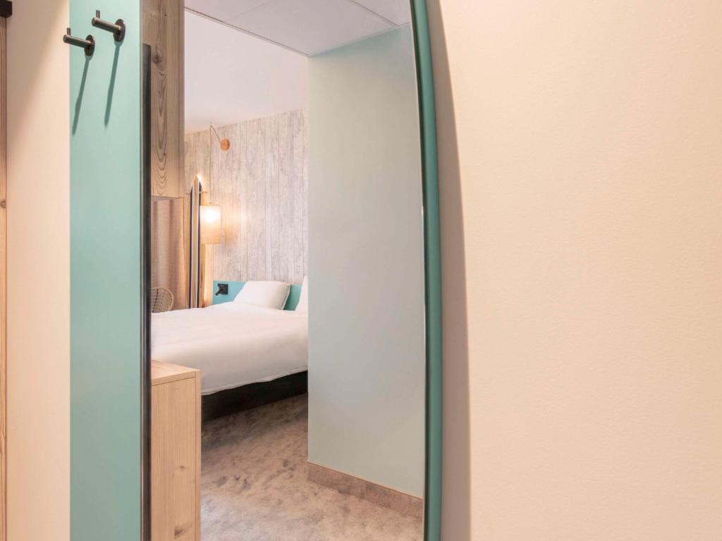 Postel nebo postele na pokoji v ubytování ibis Styles Bredene