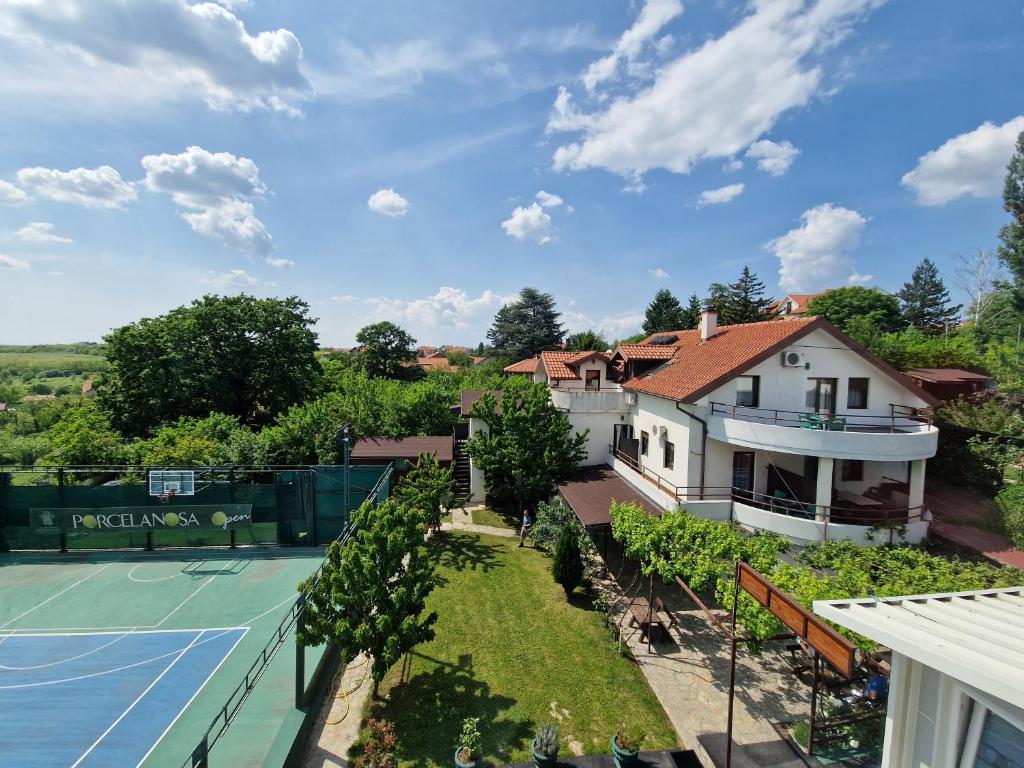 eine Luftansicht eines Hauses mit Tennisplatz in der Unterkunft Rooms Green Set in Belgrad