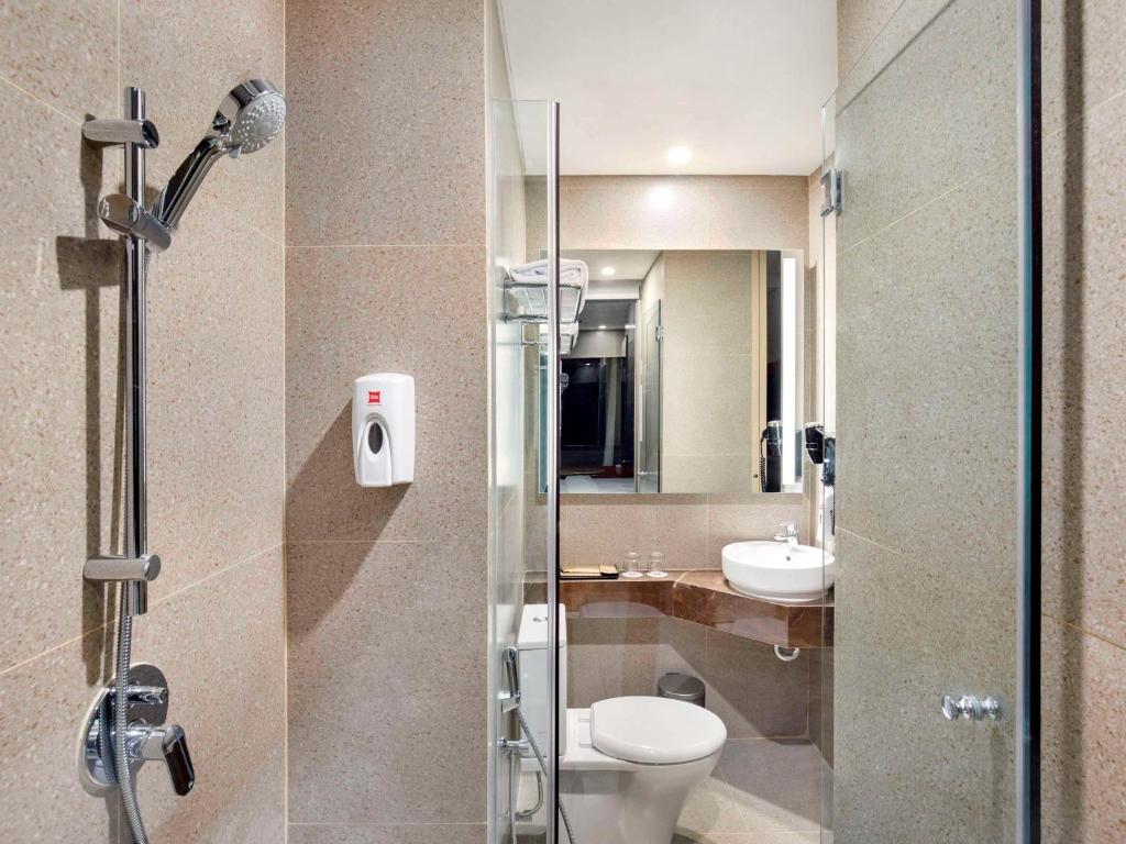 Koupelna v ubytování ibis Palembang Sanggar