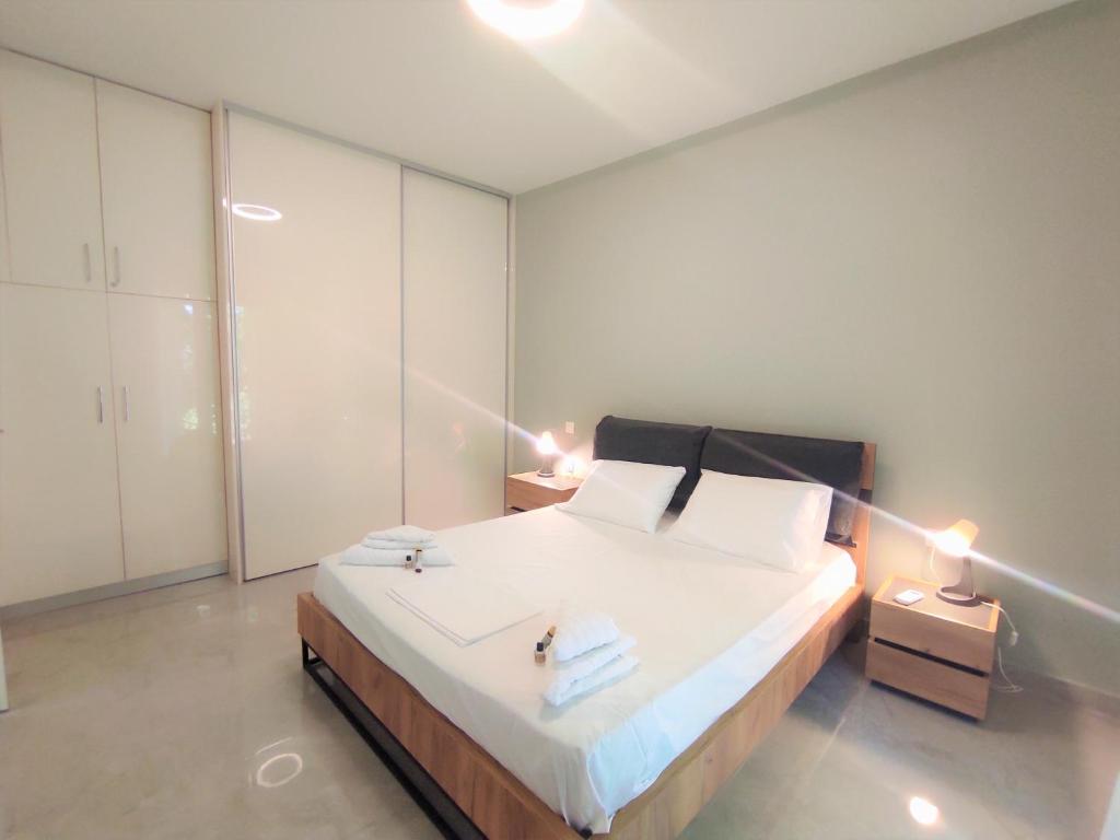 una camera da letto con un grande letto con due asciugamani di Casa Elegante a Potamós