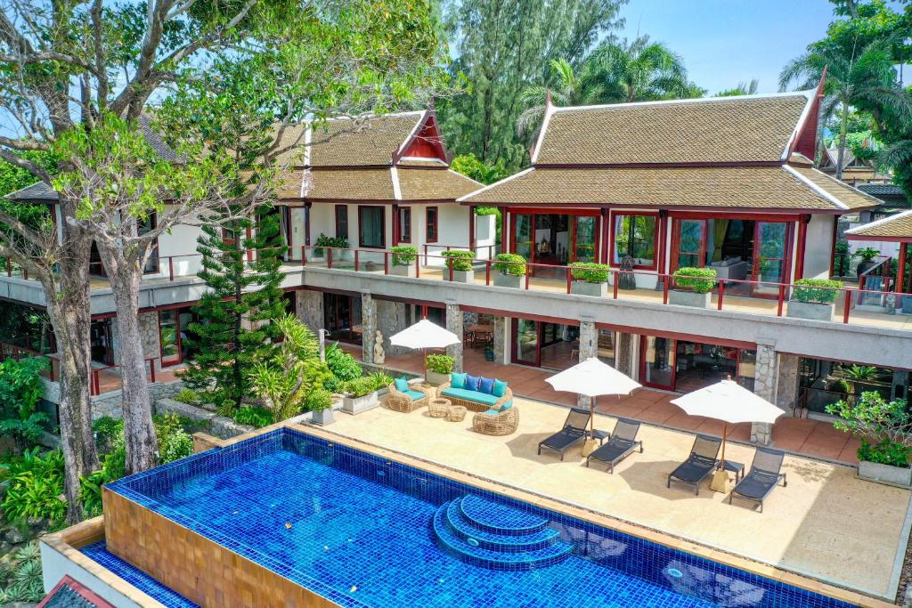 una vista aérea de una casa con piscina en Villa Horizon, en Phuket