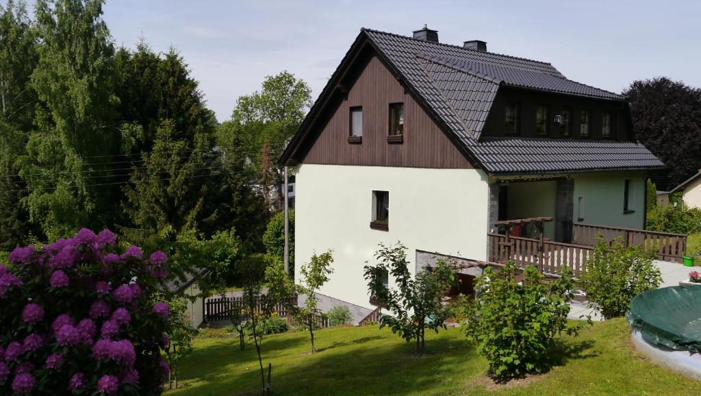 een groot wit huis met een zwart dak bij Rosental in Stollberg