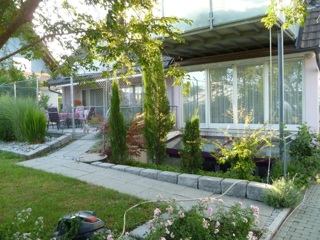 a home with a garden with a patio at Villa Xadayu in Reichenau