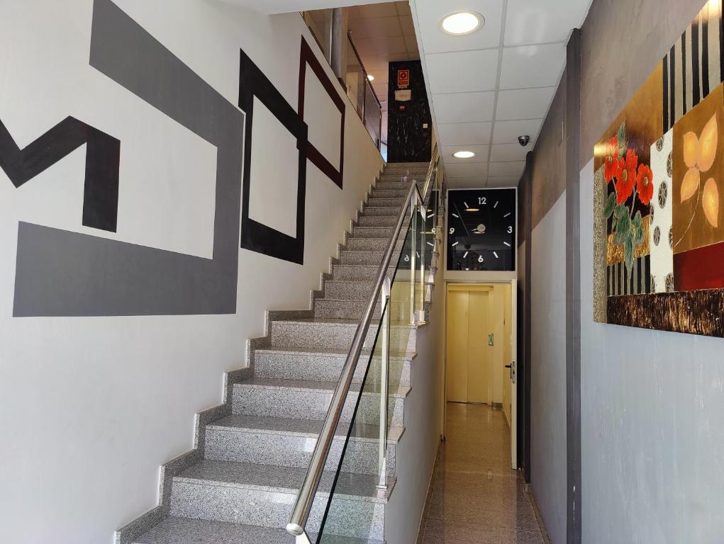 un pasillo con una escalera en un edificio en Hostal Manel en Pineda de Mar