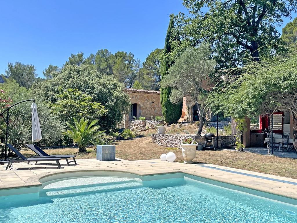 - une piscine en face d'une cour arborée dans l'établissement Mas Benoit, à Salernes