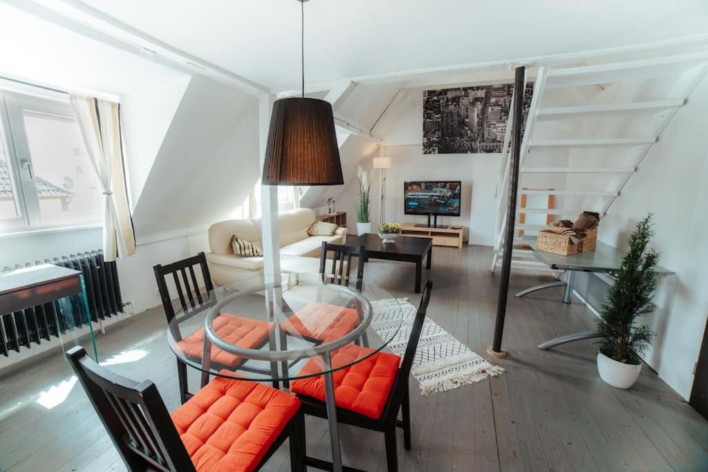 Posezení v ubytování NEW人Vintage Loft Prime Maisonette人8min zum S-Hbf