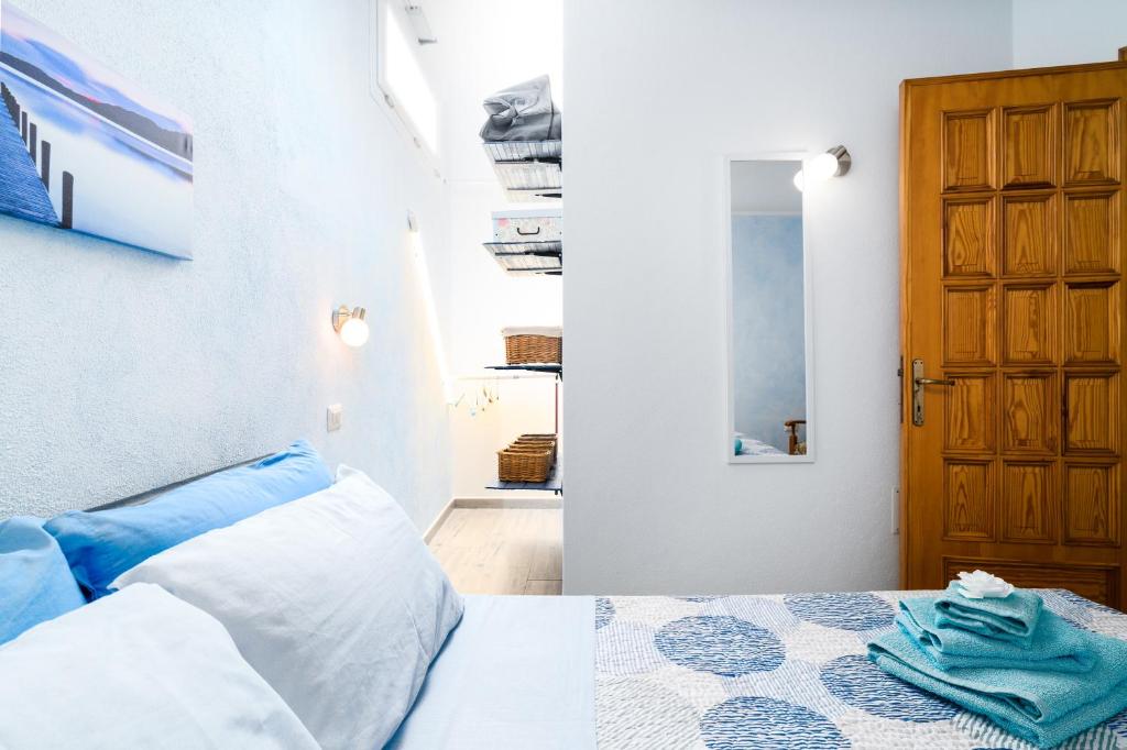 1 dormitorio con cama y puerta en Su Nidu Nou, en Dorgali