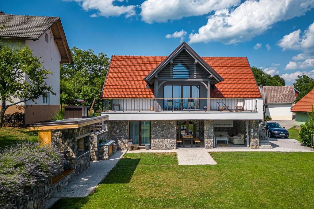 una casa con techo naranja en Vineyard Cottage Lan On The Hill - Happy Rentals, en Semič