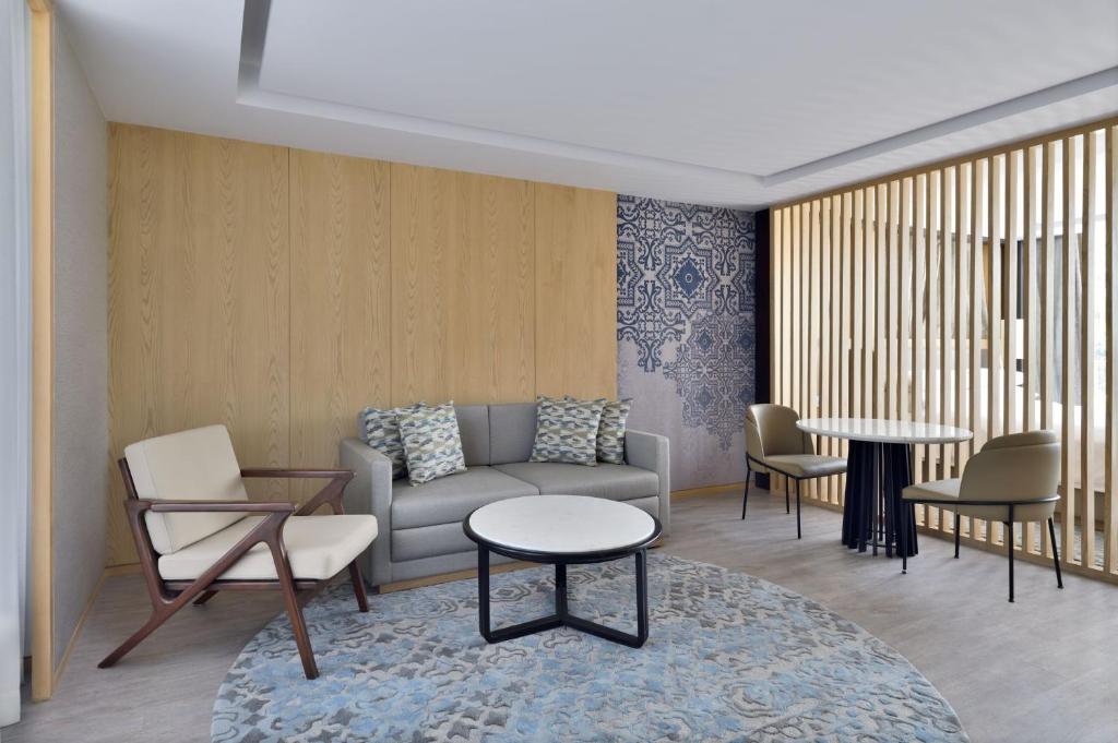 Posezení v ubytování Courtyard by Marriott Aravali Resort