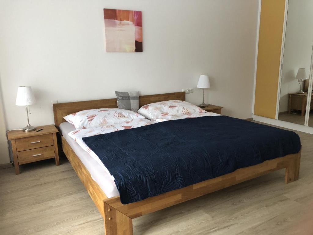 1 cama en un dormitorio con 2 mesitas de noche y 2 lámparas en Ferienwohnung mit Bergblick am Golfplatz, en St. Wolfgang