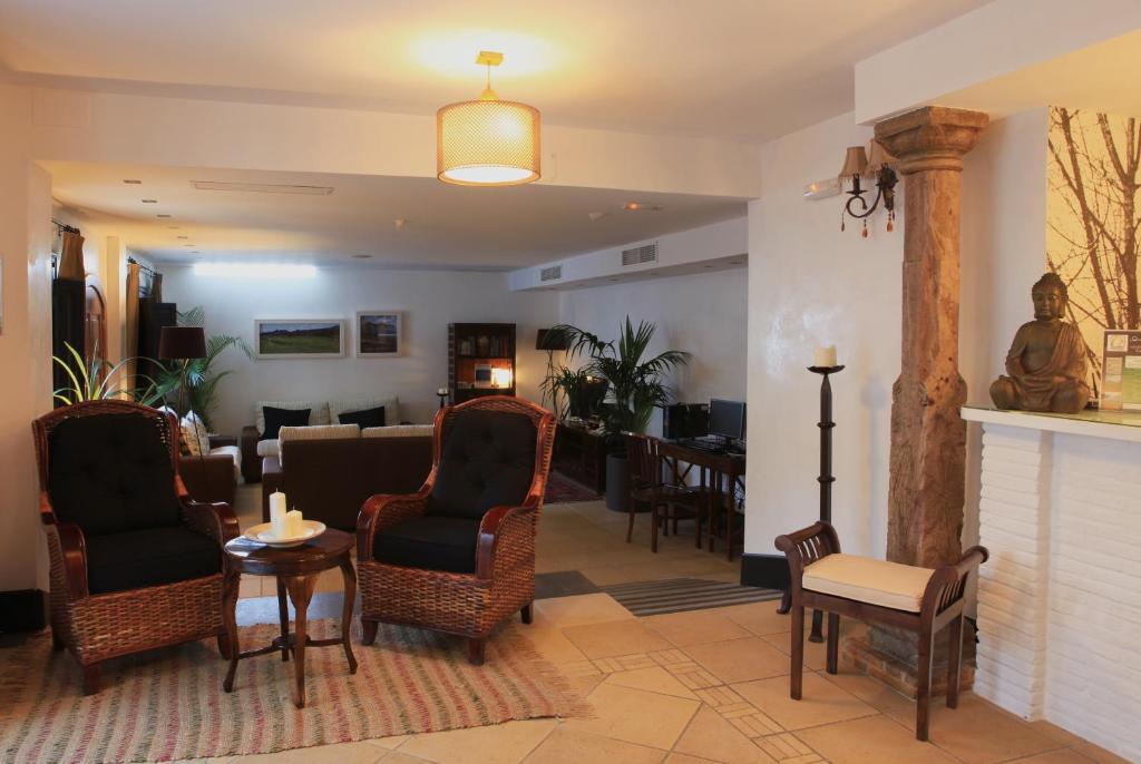 a living room with chairs and a table at Santuario San José in San José